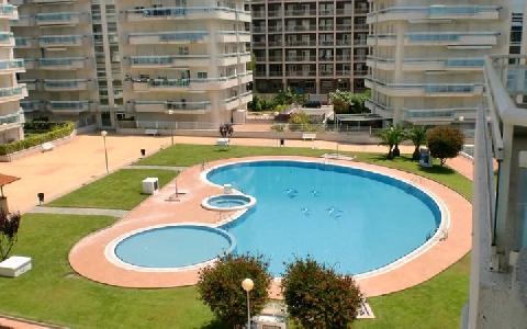 Imagen de la piscina del Apartamentos Larimar Salou. Foto 7