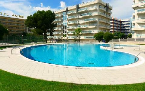 Imagen de la piscina del Apartamentos Larimar Salou. Foto 8