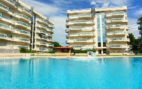 Imagen de la piscina del Apartamentos Larimar Salou. Foto 9