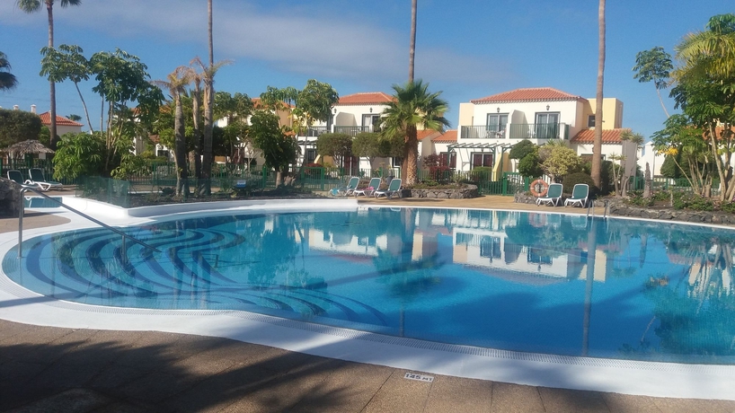 Imagen de la piscina del Apartamentos Las Adelfas 2. Foto 6