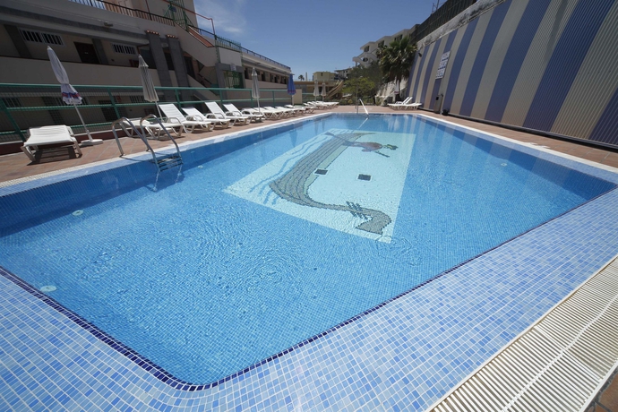 Imagen de la piscina del Apartamentos Las Góndolas, Playa del Inglés. Foto 13