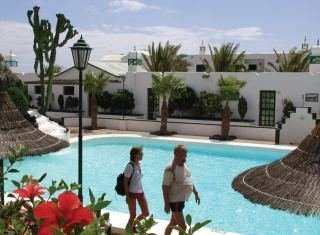 Imagen de la piscina del Apartamentos Las Marinas. Foto 2