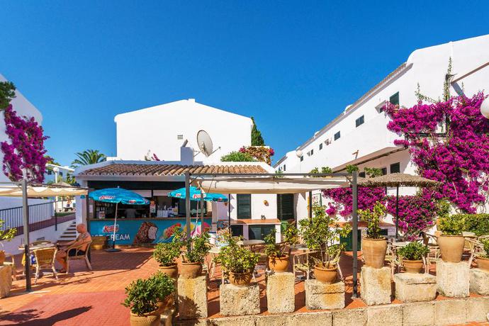 Imagen del bar/restaurante del Apartamentos Las P&eacute;rgolas, Son Parc. Foto 2