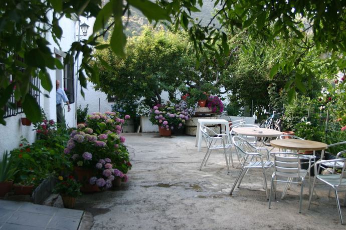 Imagen de los exteriores del Apartamentos Las Terrazas, Bubi&oacute;n ( Alpujarra ). Foto 10