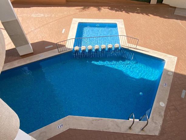 Imagen de la piscina del Apartamentos Las Torres Gardens - Fincas Benidorm. Foto 9