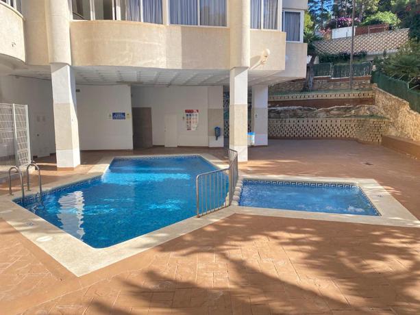 Imagen de la piscina del Apartamentos Las Torres Gardens - Fincas Benidorm. Foto 10