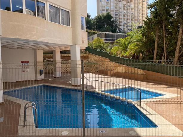 Imagen de la piscina del Apartamentos Las Torres Gardens - Fincas Benidorm. Foto 11