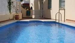 Imagen de la piscina del Apartamentos Latin. Foto 9