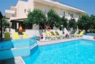 Imagen de la piscina del Apartamentos Lemon Trees. Foto 7