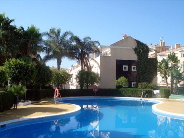 Imagen de la piscina del Apartamentos Leo Ipanema. Foto 14