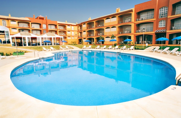 Imagen de la piscina del Apartamentos Leo Islamar. Foto 10