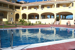 Imagen de la piscina del Apartamentos Leo Los Mirlos. Foto 5