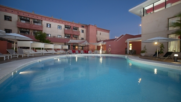 Imagen de la piscina del Apartamentos Leo Punta Umbria- Adults Only. Foto 15