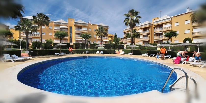 Imagen de la piscina del Apartamentos Leo Varios Islantilla. Foto 13