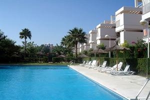 Imagen de la piscina del Apartamentos Leo Velamayor. Foto 4