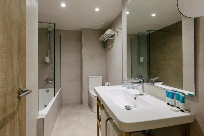 Imagen general del Apartamentos Leonardo Royal Suites Ibiza Santa Eulalia. Foto 2