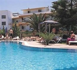 Imagen de la piscina del Apartamentos Liristis. Foto 4