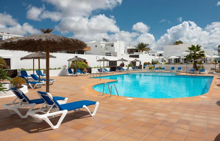 Imagen de la piscina del Apartamentos Livvo Oasis. Foto 22