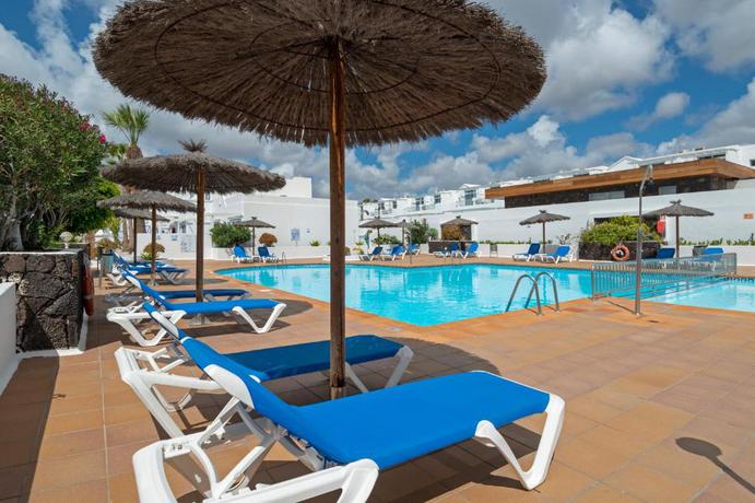 Imagen de la piscina del Apartamentos Livvo Oasis. Foto 24