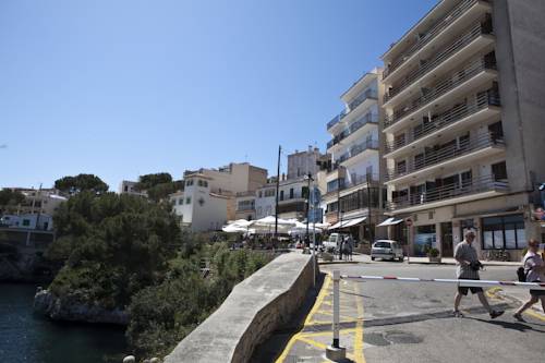 Imagen de los exteriores del Apartamentos Llevant, Cala Santanyi. Foto 11