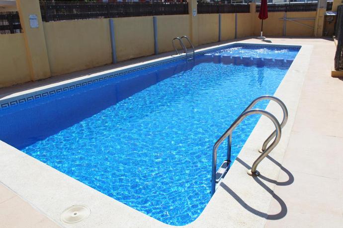 Imagen de la piscina del Apartamentos Los Almendros 3000. Foto 13