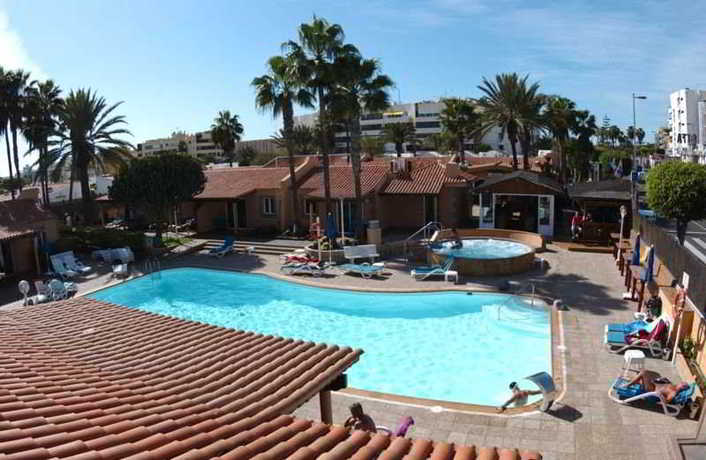 Imagen de la piscina del Apartamentos Los Almendros. Foto 6