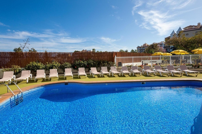 Imagen de la piscina del Apartamentos Los Dragos del Norte. Foto 14