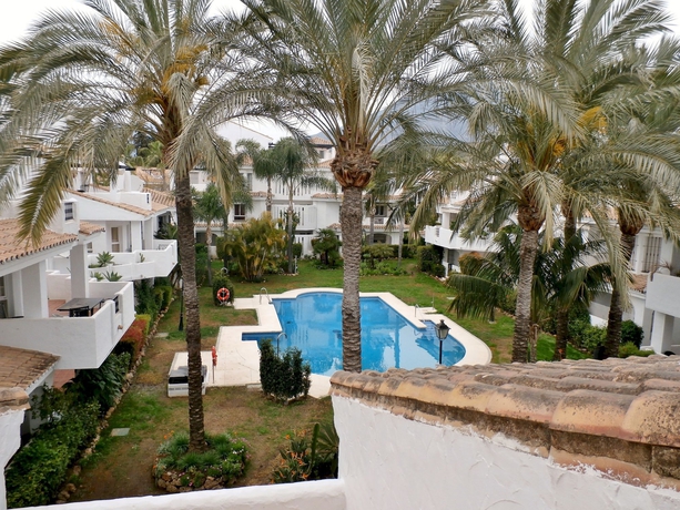Imagen de la piscina del Apartamentos Los Naranjos de Marbella Serinamar. Foto 16
