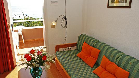 Imagen de la piscina del Apartamentos Los Tarajales. Foto 9