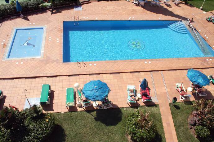 Imagen de la piscina del Apartamentos Los Tilos. Foto 14