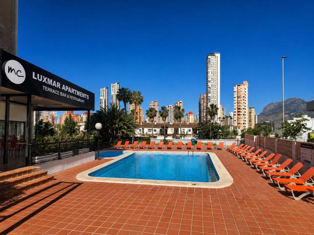 Imagen de la piscina del Apartamentos Luxmar By MC. Foto 9
