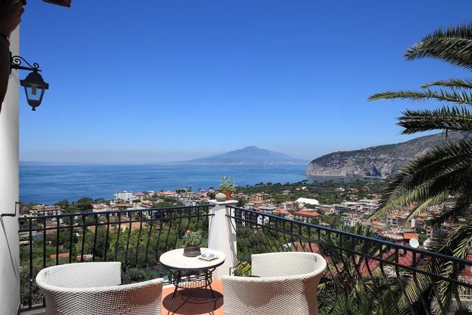 Imagen de los exteriores del Apartamentos M Suites Sorrento. Foto 7