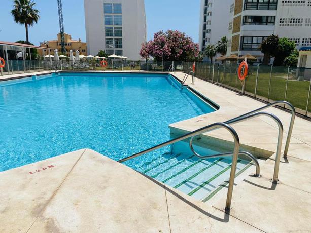 Imagen de la piscina del Apartamentos MS Puerto Marina. Foto 12