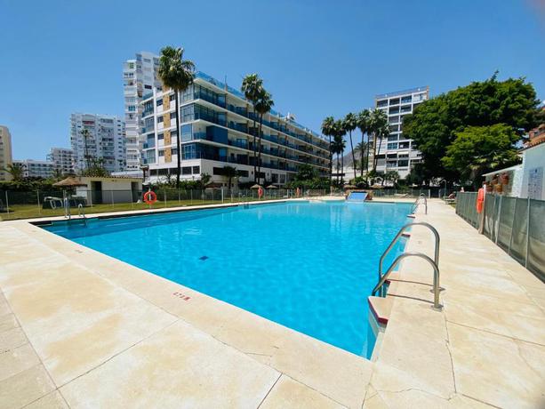 Imagen de la piscina del Apartamentos MS Puerto Marina. Foto 13