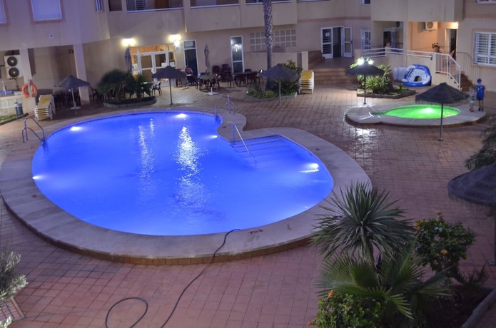 Imagen de la piscina del Apartamentos Maracay. Foto 19