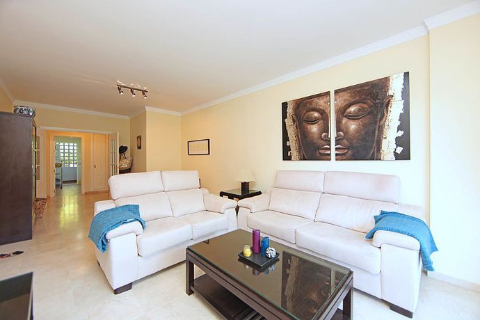 Imagen de la piscina del Apartamentos Marbella Playa, Marbella. Foto 17