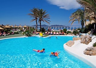 Imagen de la piscina del Apartamentos Marina Park, Cala Millor. Foto 5