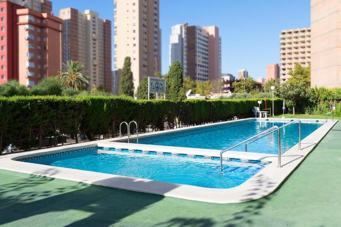 Imagen de la piscina del Apartamentos Mariscal IV-V. Foto 12