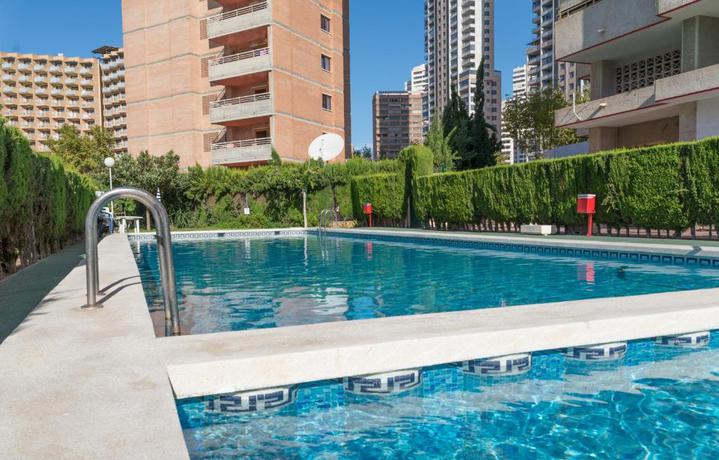 Imagen de la piscina del Apartamentos Mariscal IV-V. Foto 13