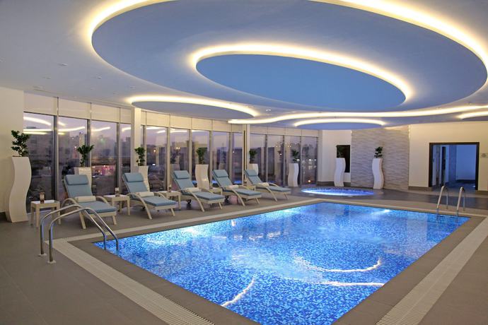 Imagen de la piscina del Apartamentos Marriott Executive Apartments Madinah. Foto 14