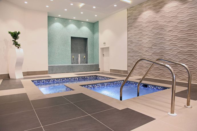 Imagen de la piscina del Apartamentos Marriott Executive Apartments Madinah. Foto 15