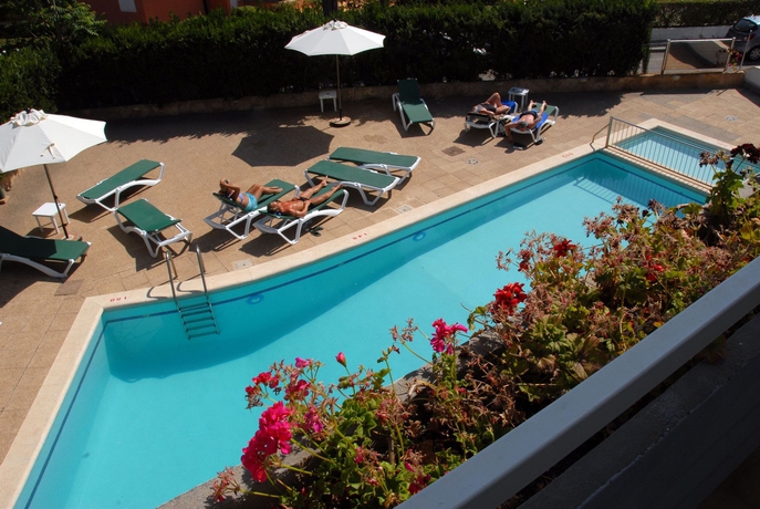 Imagen de la piscina del Apartamentos Marthas. Foto 15