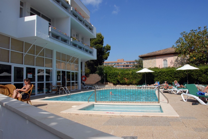 Imagen de la piscina del Apartamentos Marthas. Foto 16