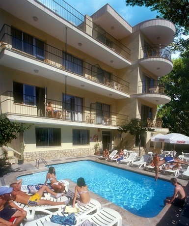 Imagen de la piscina del Apartamentos Martinez Apartments. Foto 13