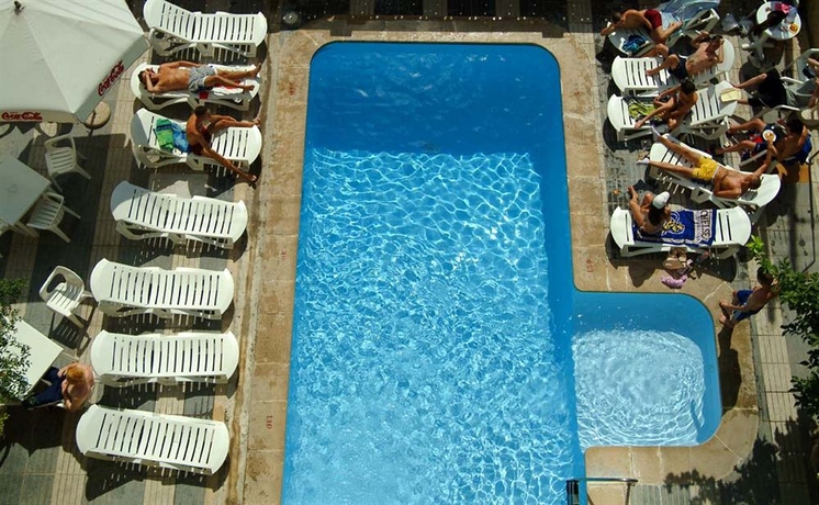 Imagen de la piscina del Apartamentos Martinez Apartments. Foto 14