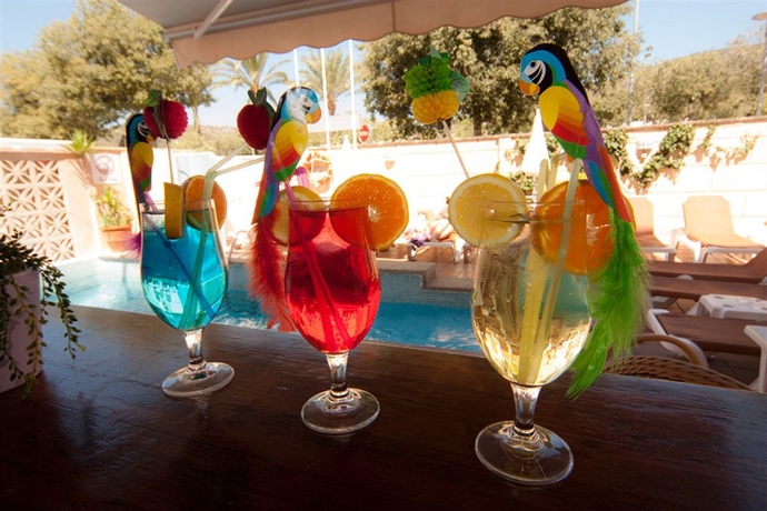 Imagen de la piscina del Apartamentos Martinez Apartments. Foto 15