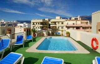 Imagen de la piscina del Apartamentos Medina Playa. Foto 5