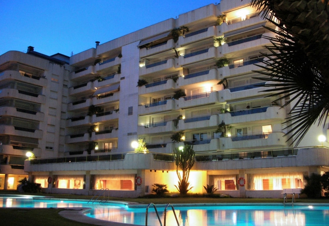 Imagen de la piscina del Apartamentos Mediterráneo Sitges. Foto 16