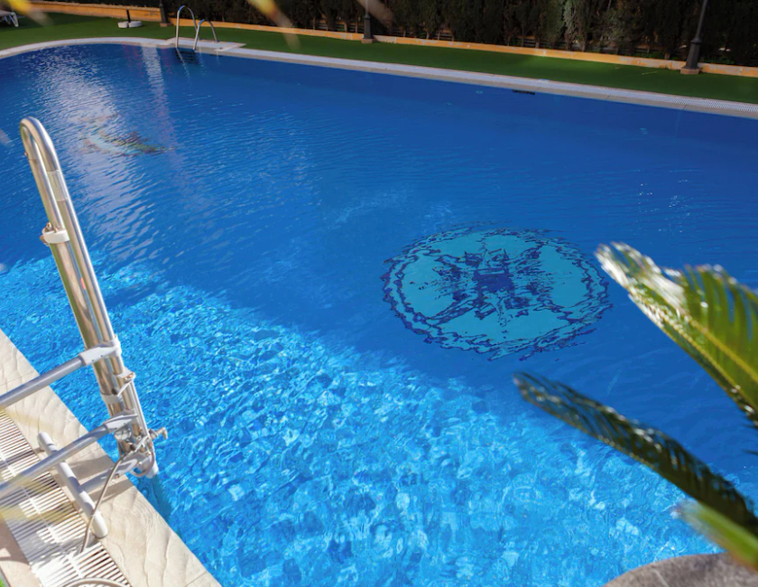 Imagen de la piscina del Apartamentos Mediterraneo Real Tur&iacute;sticos. Foto 17