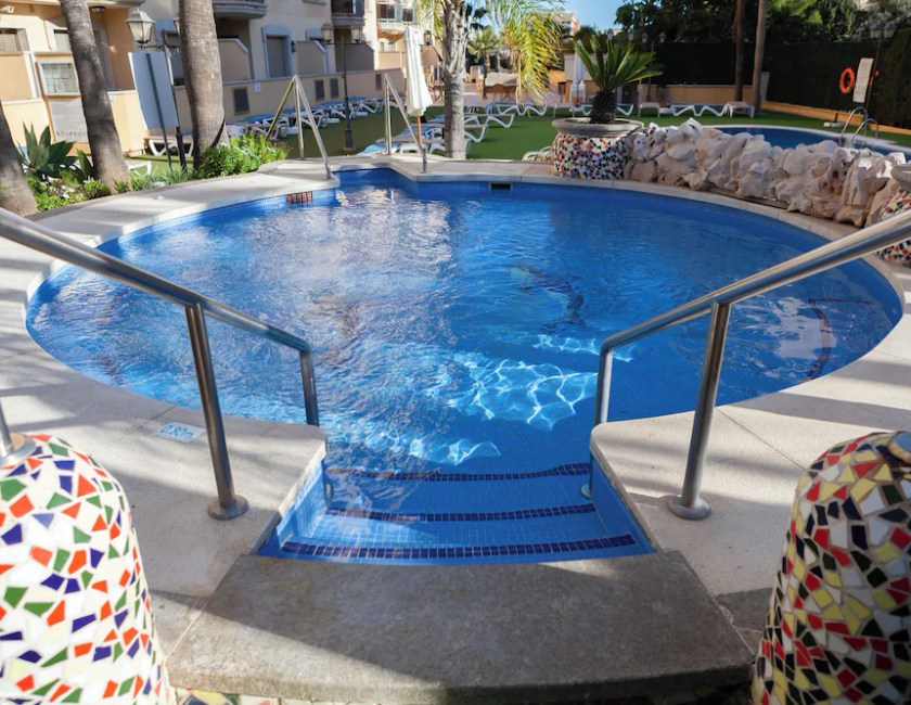 Imagen de la piscina del Apartamentos Mediterraneo Real Tur&iacute;sticos. Foto 19
